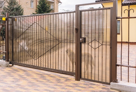 Купить ворота из профлиста с элементами ковки, с металлическими столбами в рамке или под дерево в Соль-илецке от 157980 руб
